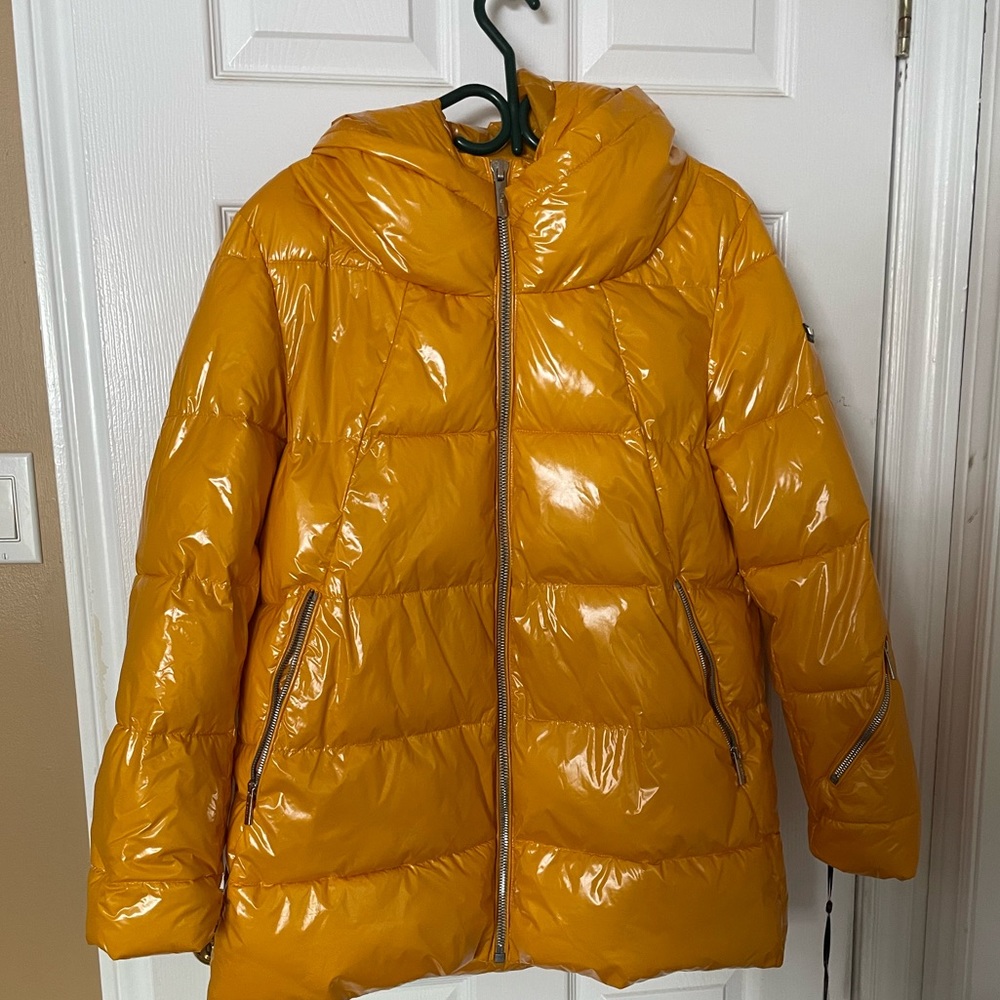 NWT DKNY Classic Puffer Jacket in Gold! ⭐️